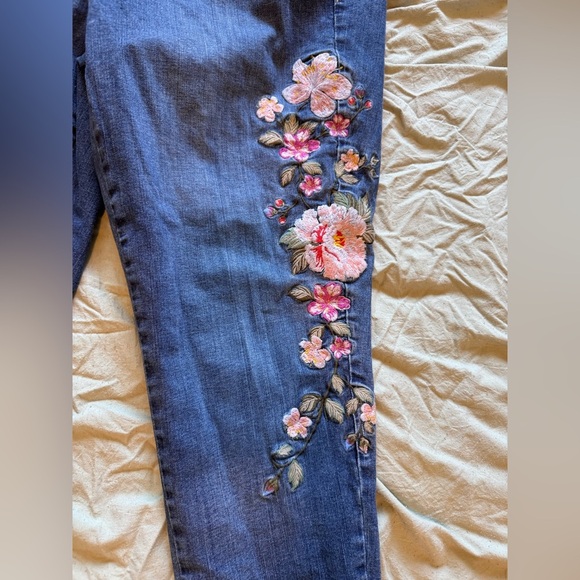 Lane Bryant Mid Rise Super Stretch Skinny Fit Embroidered Floral Design Jeans 16 - Picture 2 of 6